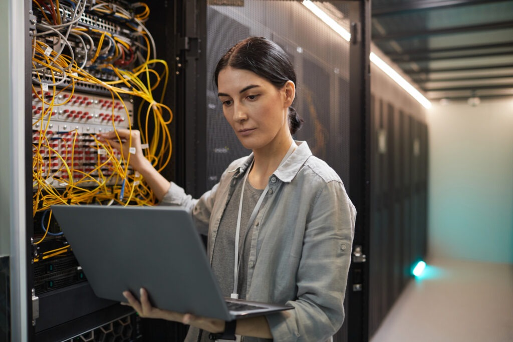 Équipe Actual Systèmes en intervention sur site pour un déploiement informatique clé en main
