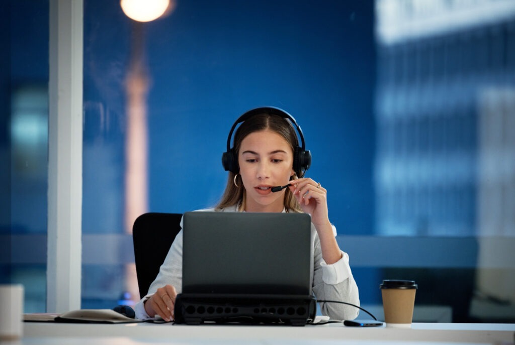Équipe Actual Systèmes en intervention sur site pour un déploiement informatique clé en main - SAV